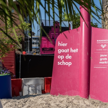 Schep met tekst hier gaat het op de schop